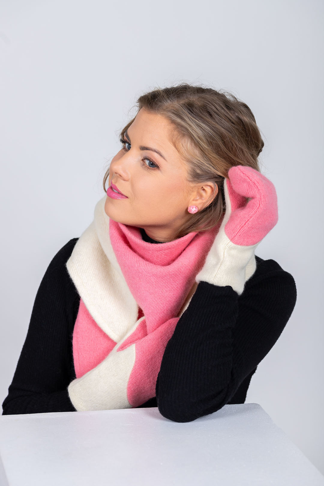 HERTTA Woll-Dreiecktuch in Rosa und Weiß aus gewalktem Schurwollstoff