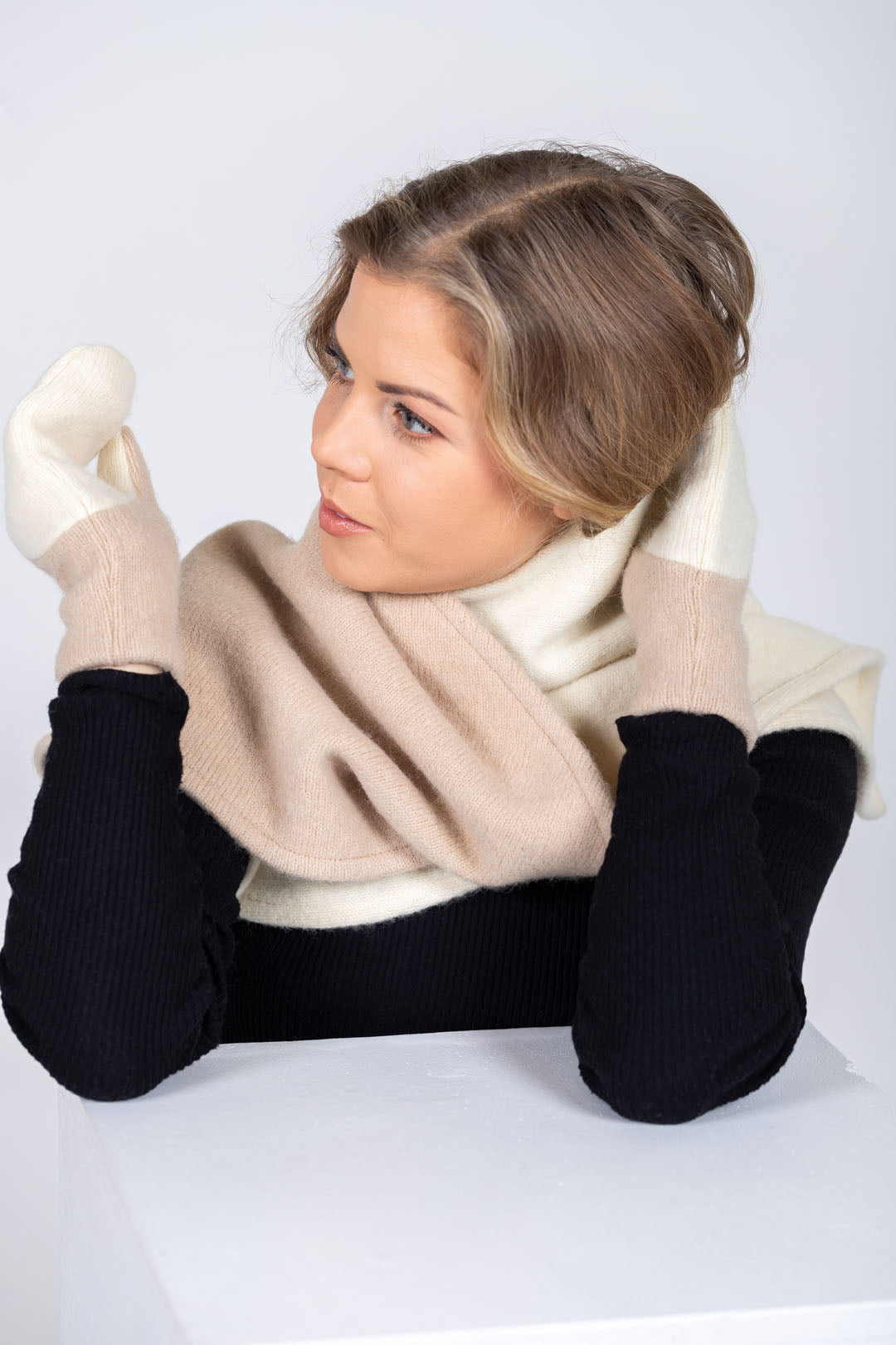 HERTTA Woll-Dreiecktuch in Weiß und Beige aus gewalktem Schurwollstoff