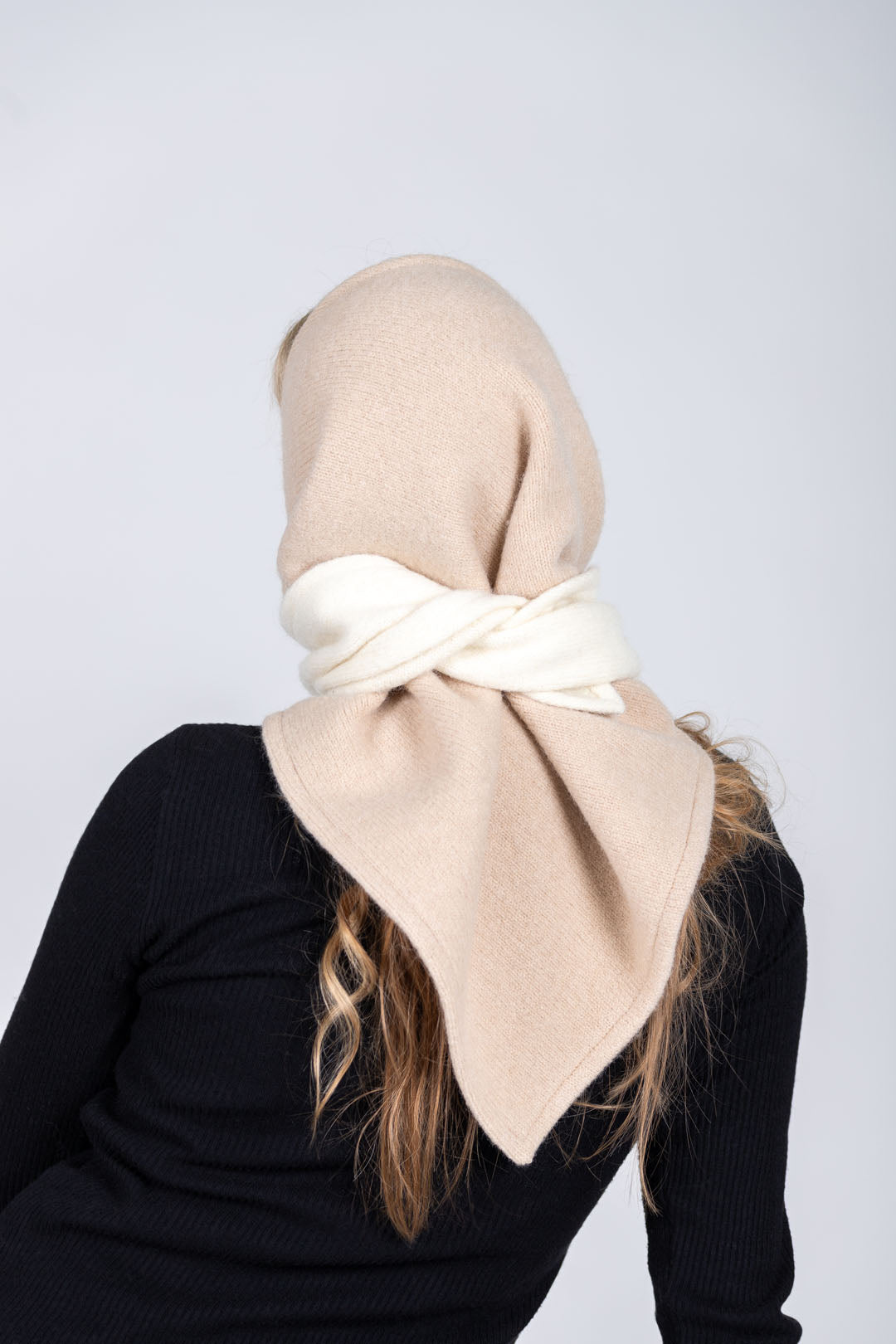 HERTTA Woll-Dreiecktuch in Weiß und Beige aus gewalktem Schurwollstoff