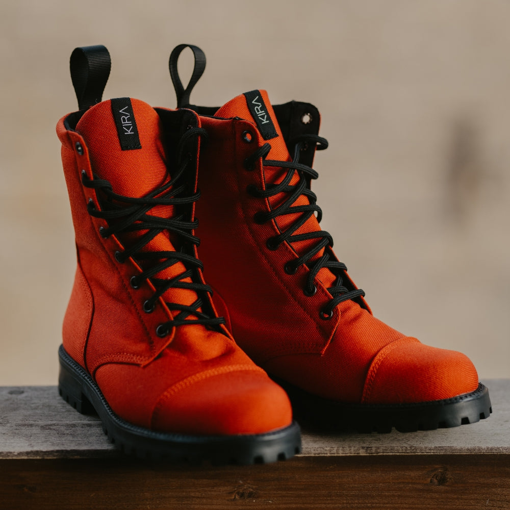 Kira Sustainable Kira 5.0 vegane Stiefel in Rot aus Recyclingmaterial, an den Füßen einer Person getragen