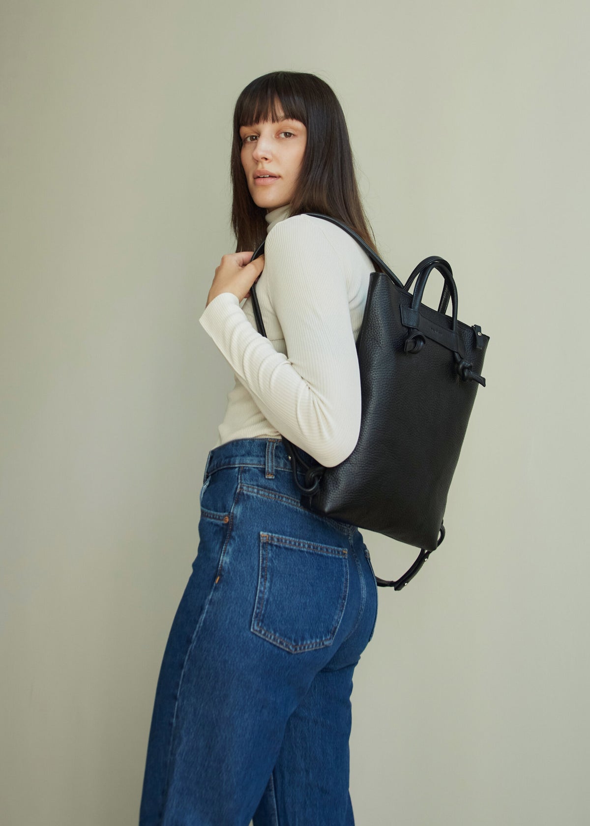 Lava Flow Alice Rucksack aus Premium-Naturleder in der Farbe Lava Flow, minimalistisch mit Reißverschlüssen