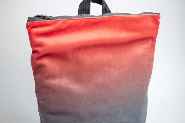 Muni Velvet Rucksack aus Samtstoff in Salmon mit wasserdichtem Polyesterboden
