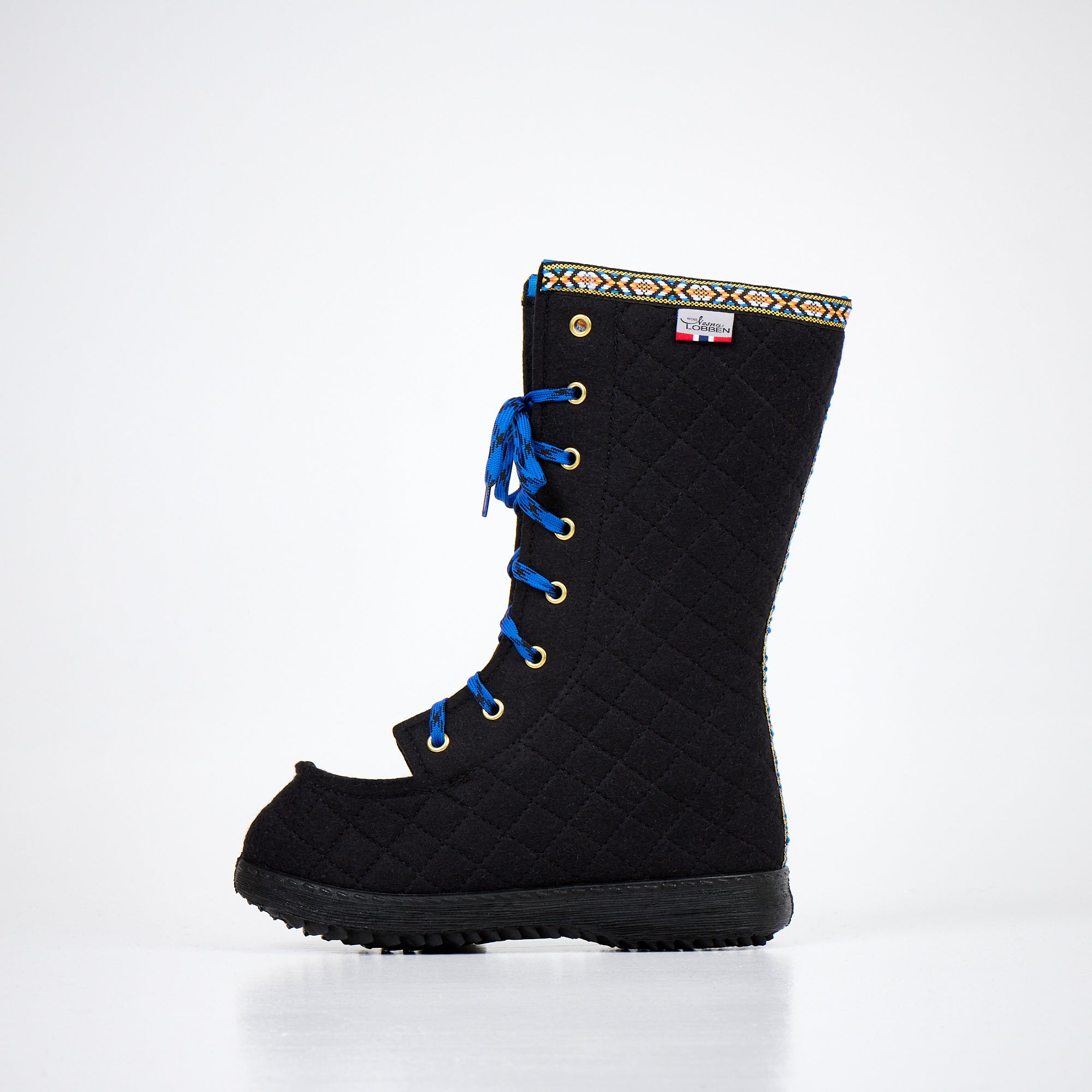 Nesna Lobben Pakane Filzstiefel aus Wollfilz in Schwarz, ein einzelner Stiefel auf hellem Hintergrund