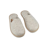 Omaking Pelsi Hausschuhe aus Naturfilz in Beige mit Lederdetails und leichter Gummisohle