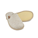 Omaking Pelsi Hausschuhe aus Naturfilz in Beige mit Lederdetails und leichter Gummisohle