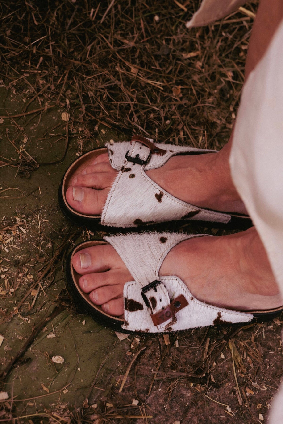 Omaking Chelsea Leder-Slides mit Kuhfell-Optik, Limited Edition