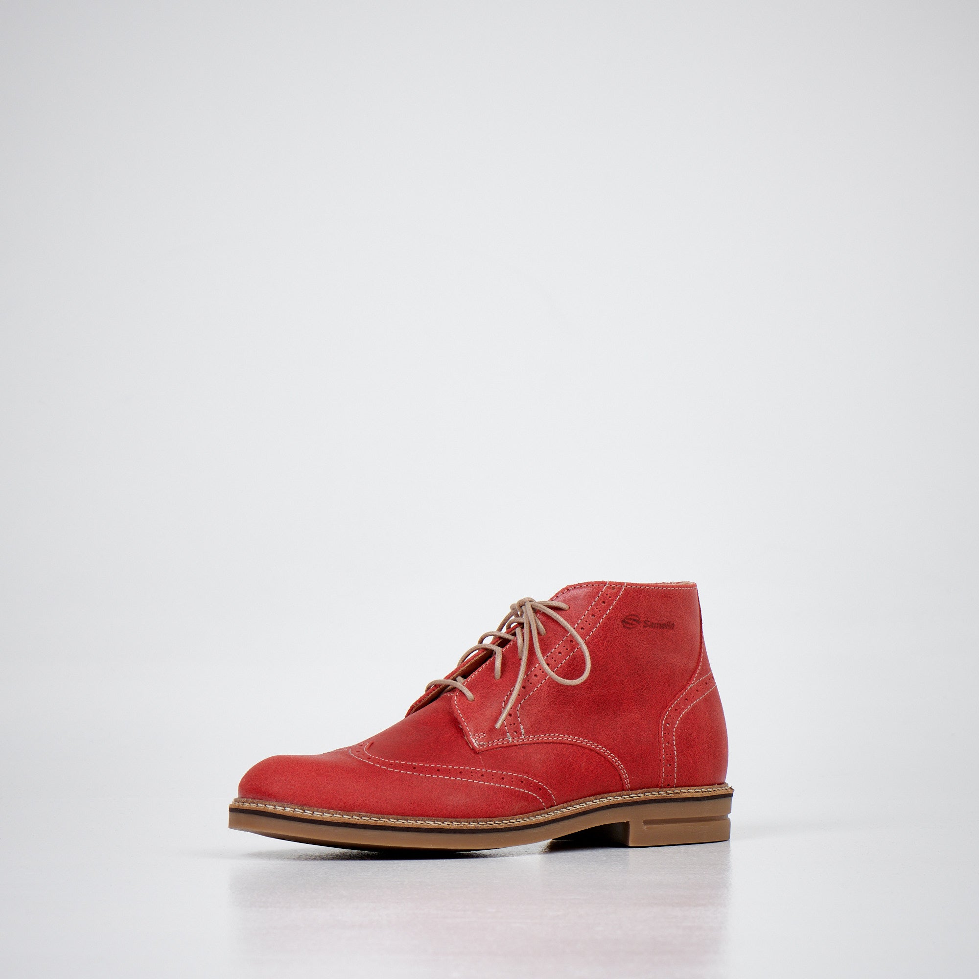 Samelin Samm Chukka Boots in Rot aus wasserabweisendem Leder, ein einzelner Stiefel auf hellem Hintergrund