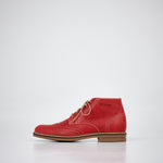 Samelin Samm Chukka Boots in Rot aus wasserabweisendem Leder, ein einzelner Stiefel auf hellem Hintergrund