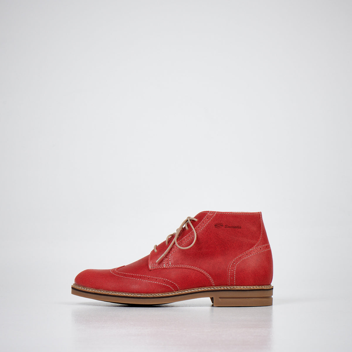 Samelin Samm Chukka Boots in Rot aus wasserabweisendem Leder, ein einzelner Stiefel auf hellem Hintergrund