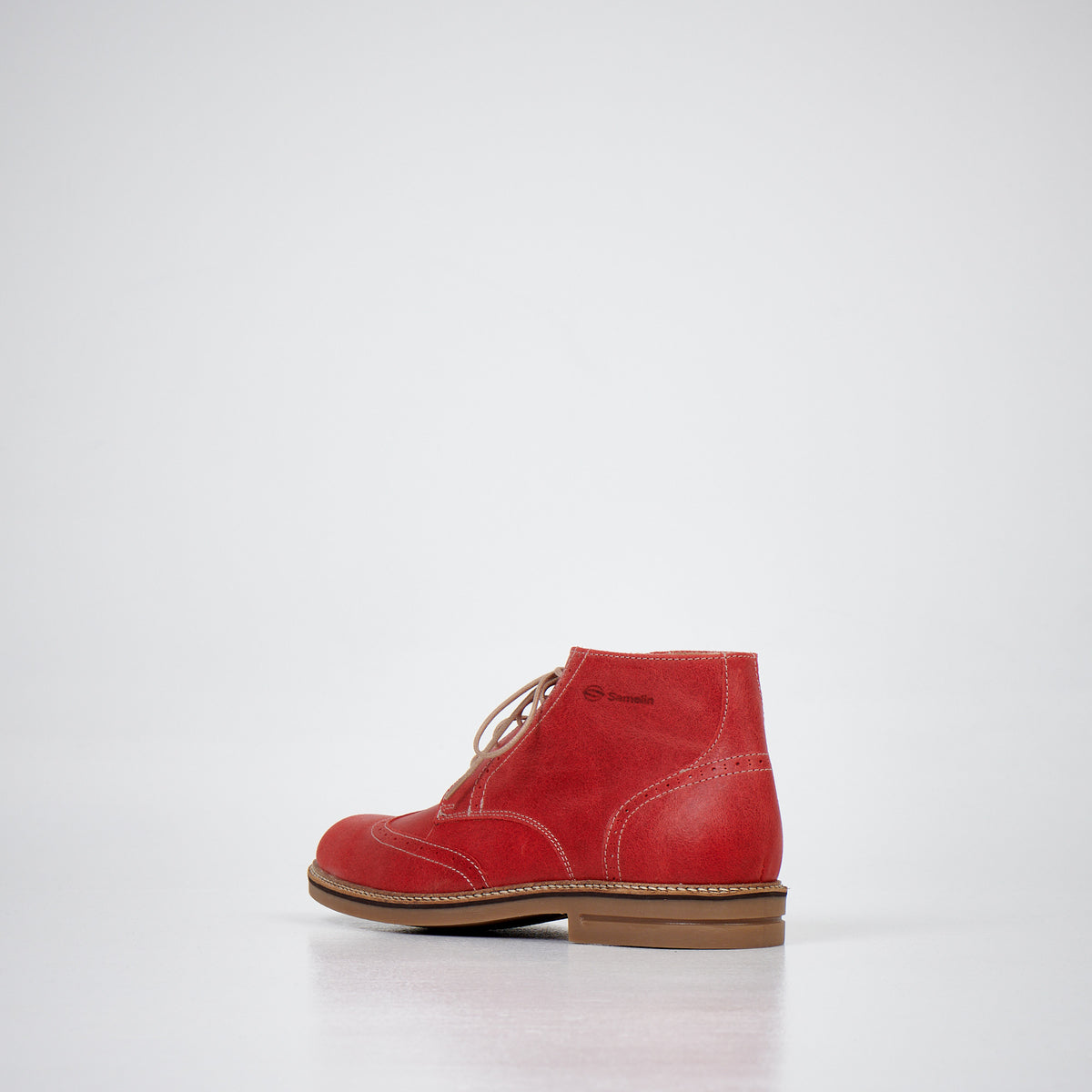 Samelin Samm Chukka Boots in Rot aus wasserabweisendem Leder, ein einzelner Stiefel auf hellem Hintergrund