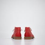 Samelin Samm Chukka Boots in Rot aus wasserabweisendem Leder, beide Stiefel nebeneinander
