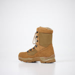 Samelin Karu Combat Boots, Militärstiefel aus Leder, ein einzelner Stiefel auf hellem Hintergrund