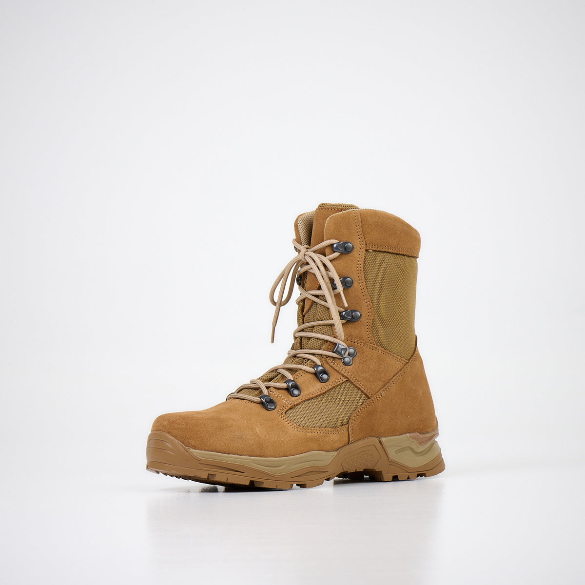Samelin Karu Combat Boots, Militärstiefel aus Leder, ein einzelner Stiefel auf hellem Hintergrund