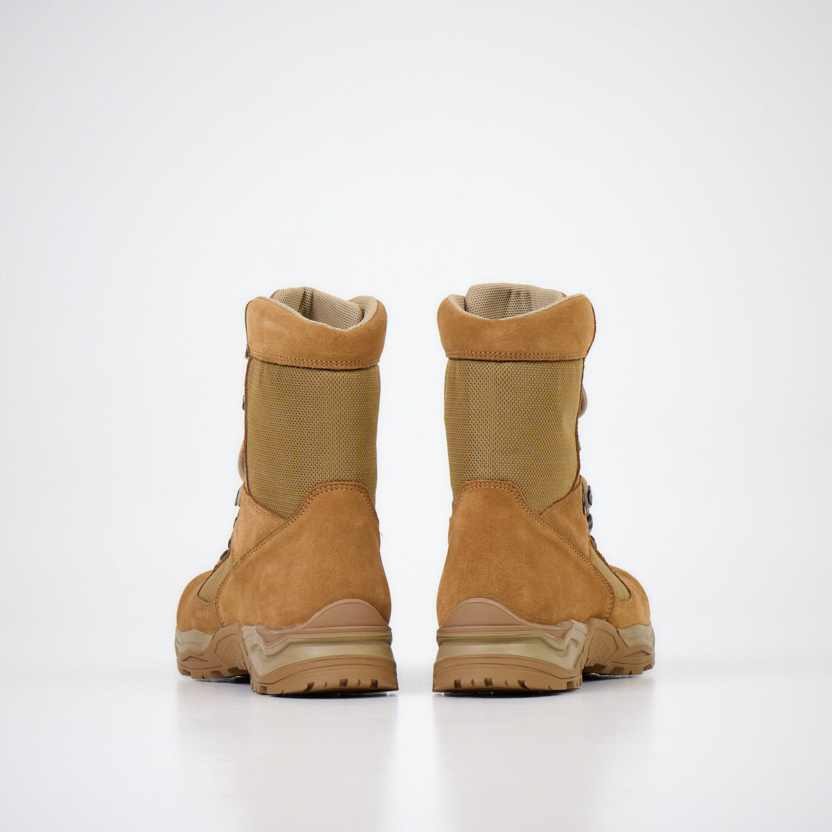 Samelin Karu Combat Boots, Militärstiefel aus Leder, beide Stiefel nebeneinander
