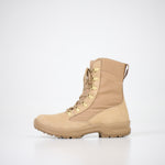 Samelin Kõrb Desert Boots aus Nubukleder, ein einzelner Stiefel auf hellem Hintergrund