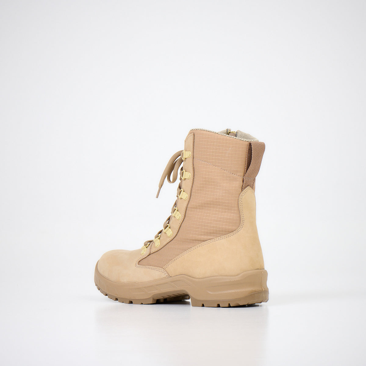Samelin Kõrb Desert Boots aus Nubukleder, ein einzelner Stiefel auf hellem Hintergrund
