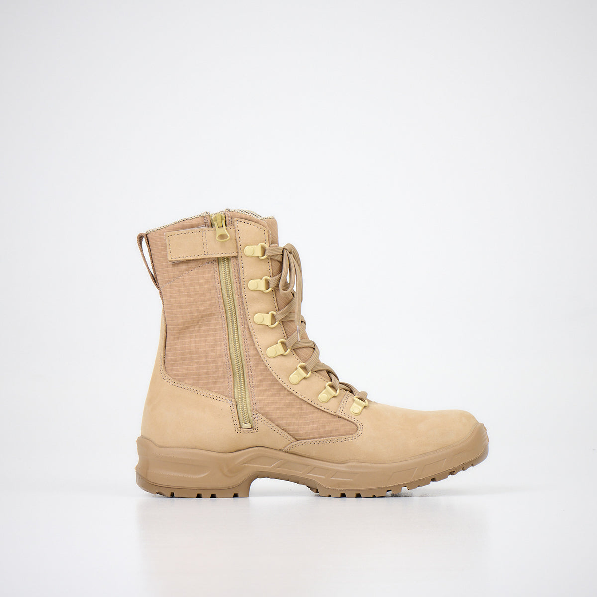 Samelin Kõrb Desert Boots aus Nubukleder, ein einzelner Stiefel auf hellem Hintergrund