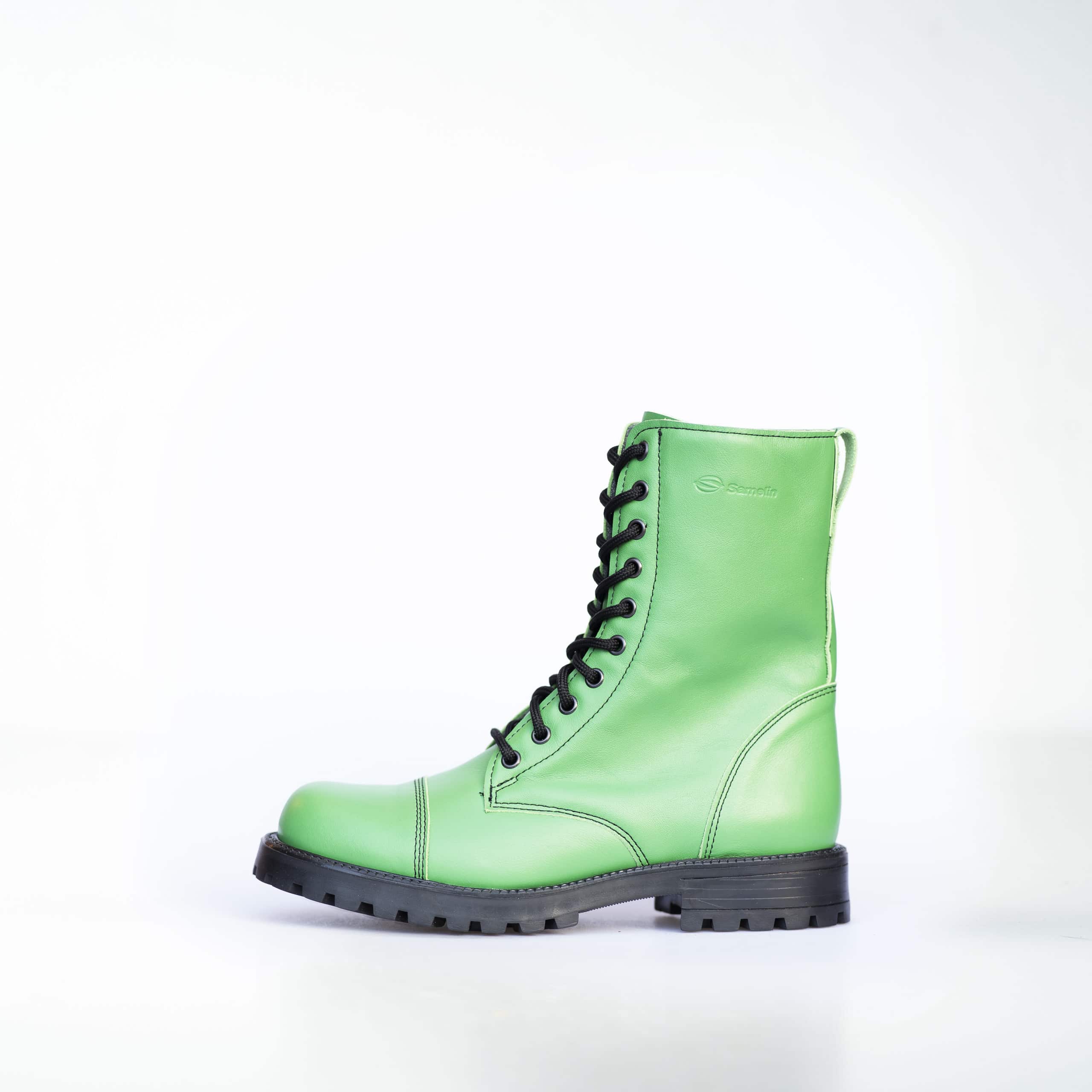 Samelin Big Apple Leder-Boots in Grün mit Reißverschluss, ein einzelner Stiefel auf hellem Hintergrund