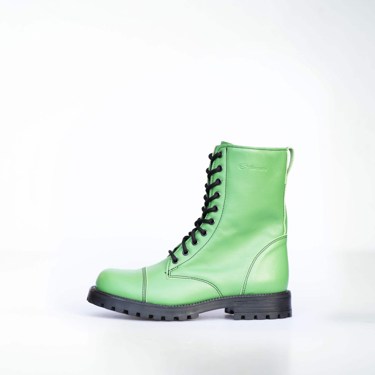 Samelin Big Apple Leder-Boots in Grün mit Reißverschluss, ein einzelner Stiefel auf hellem Hintergrund
