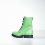 Samelin Big Apple Leder-Boots in Grün mit Reißverschluss, ein einzelner Stiefel auf hellem Hintergrund