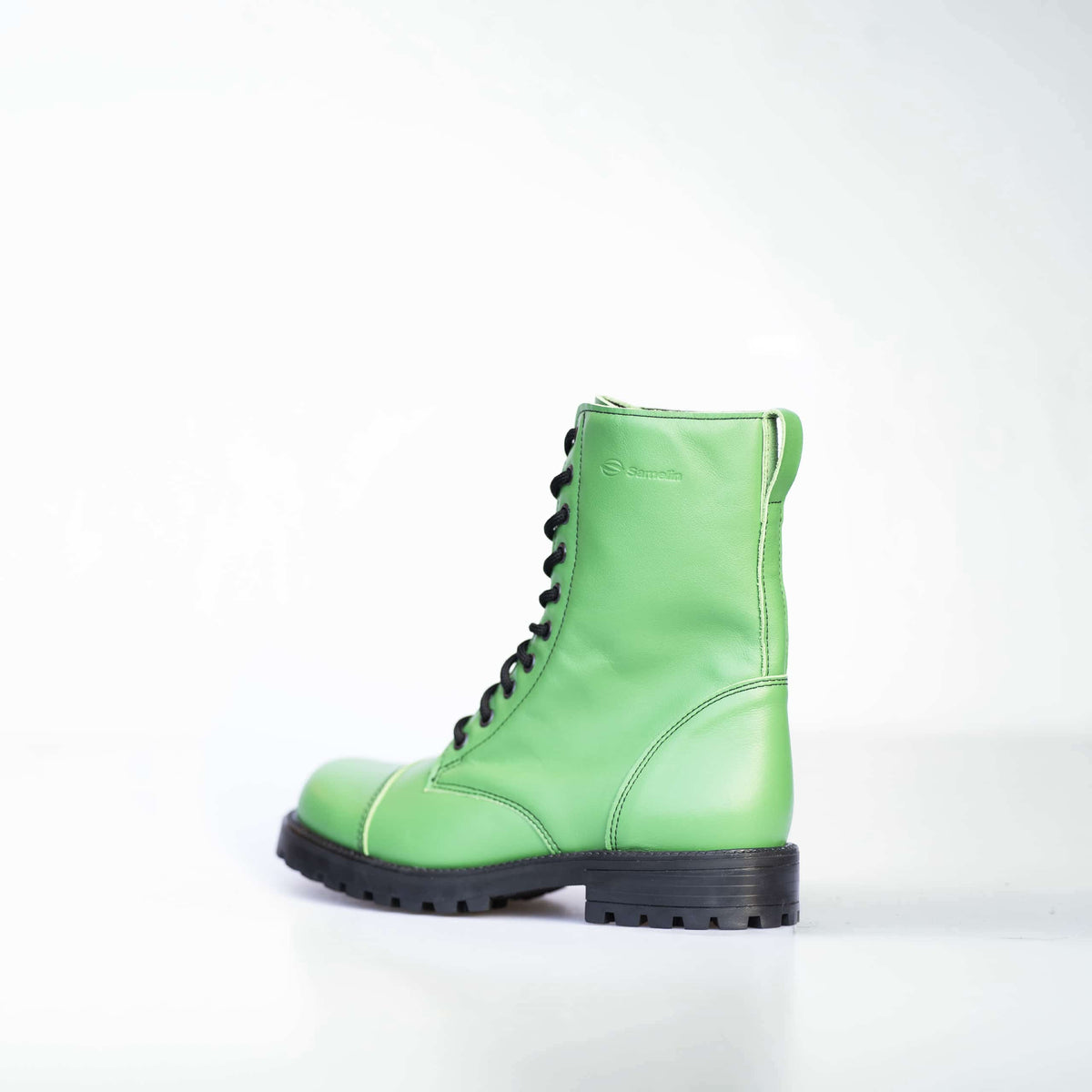 Samelin Big Apple Leder-Boots in Grün mit Reißverschluss, ein einzelner Stiefel auf hellem Hintergrund