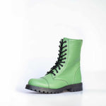Samelin Big Apple Leder-Boots in Grün mit Reißverschluss, ein einzelner Stiefel auf hellem Hintergrund