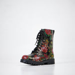 Samelin Hell's Kitchen Leder-Boots in Rot, ein einzelner Stiefel auf hellem Hintergrund