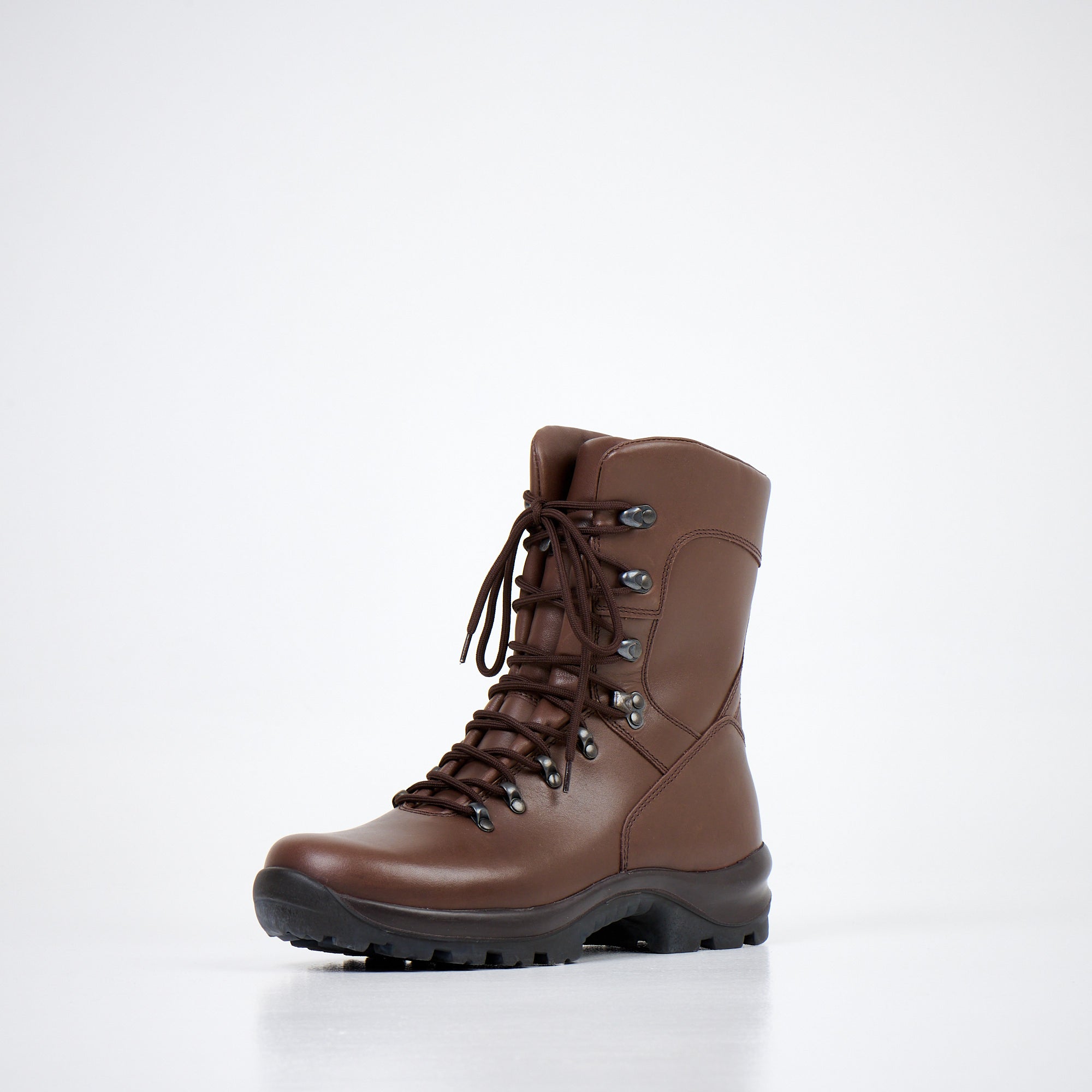 Samelin Hunt Militärstiefel für den Winter in Dunkelbraun, ein einzelner Stiefel auf hellem Hintergrund