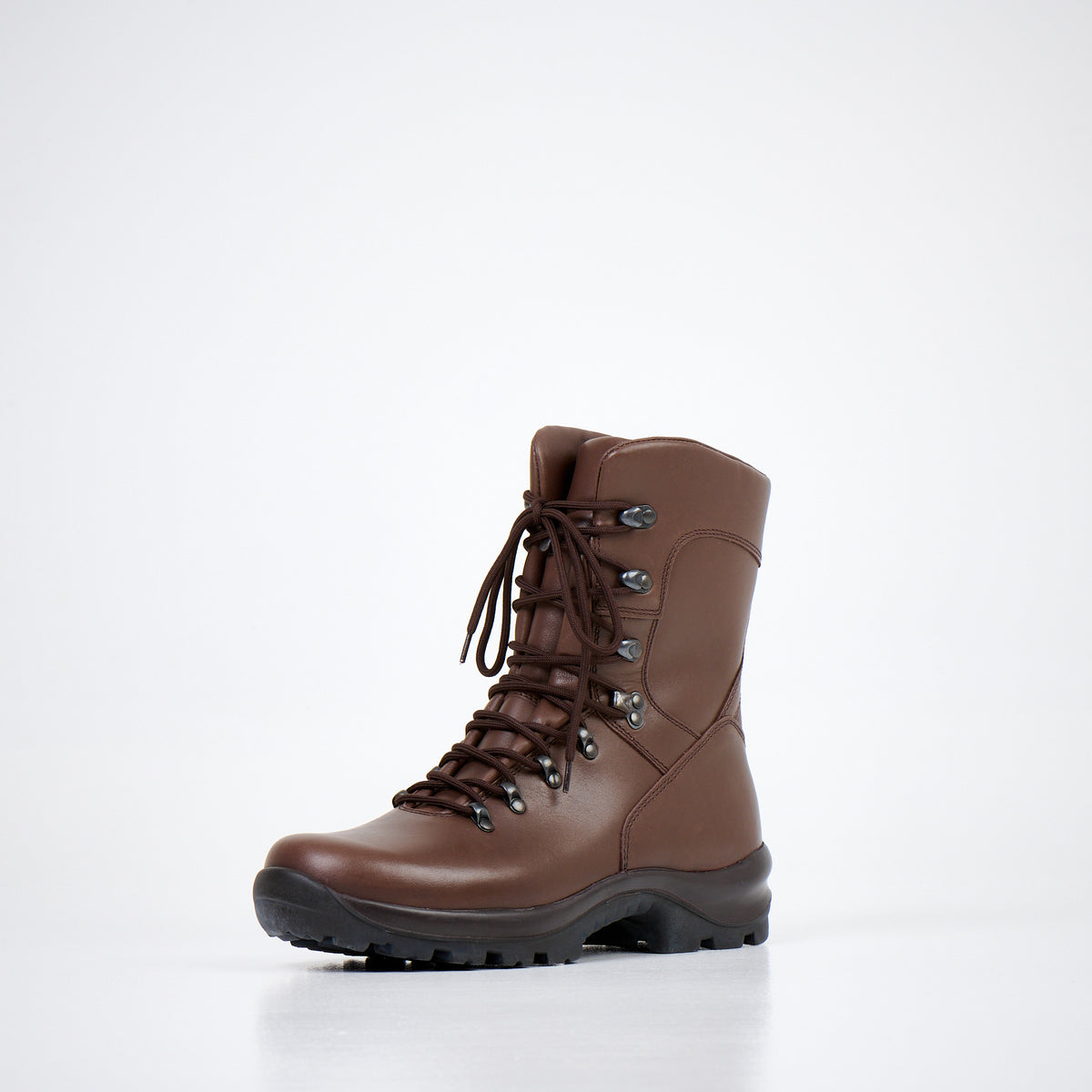 Samelin Hunt Militärstiefel für den Winter in Dunkelbraun, ein einzelner Stiefel auf hellem Hintergrund