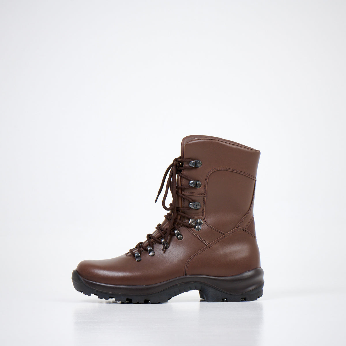 Samelin Hunt Militärstiefel für den Winter in Dunkelbraun, ein einzelner Stiefel auf hellem Hintergrund