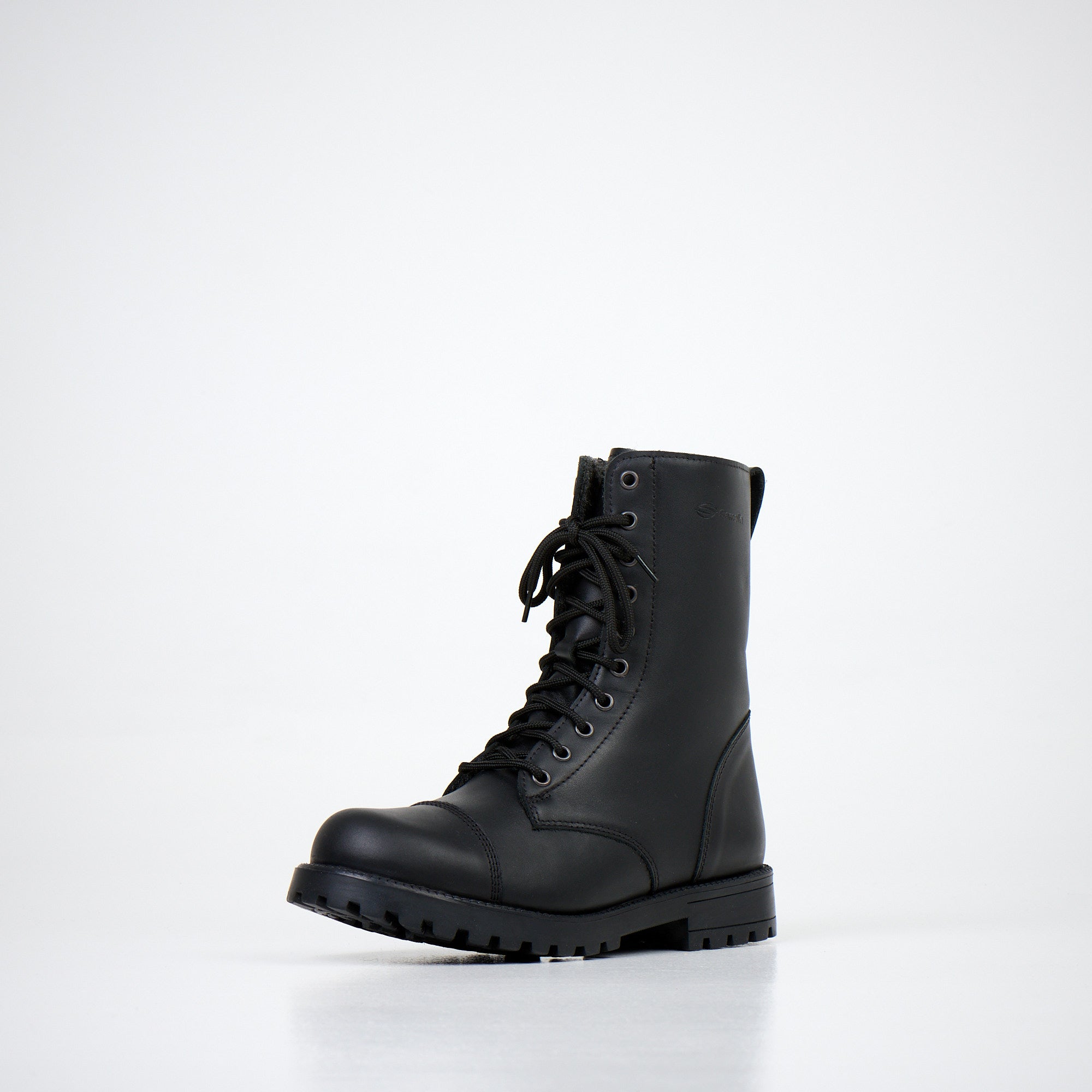 Samelin Alphabet City Winterstiefel in Schwarz mit Reißverschluss, ein einzelner Stiefel auf hellem Hintergrund
