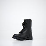Samelin Alphabet City Winterstiefel in Schwarz mit Reißverschluss, ein einzelner Stiefel auf hellem Hintergrund