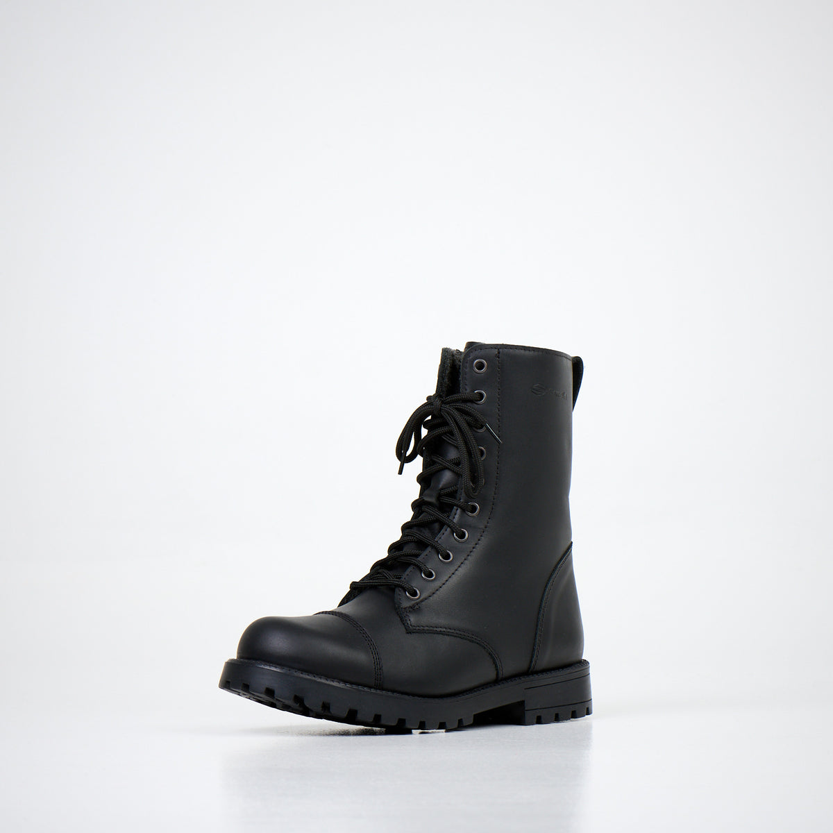 Samelin Alphabet City Winterstiefel in Schwarz mit Reißverschluss, ein einzelner Stiefel auf hellem Hintergrund