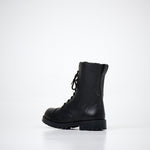 Samelin Alphabet City Winterstiefel in Schwarz mit Reißverschluss, ein einzelner Stiefel auf hellem Hintergrund