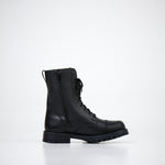 Samelin Alphabet City Winterstiefel in Schwarz mit Reißverschluss, ein einzelner Stiefel auf hellem Hintergrund