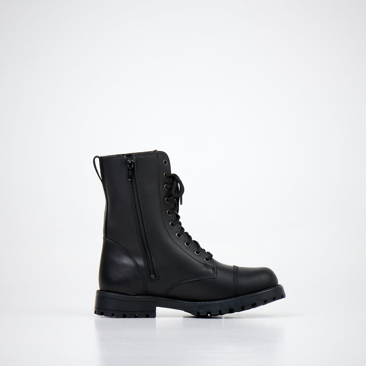 Samelin Alphabet City Winterstiefel in Schwarz mit Reißverschluss, ein einzelner Stiefel auf hellem Hintergrund
