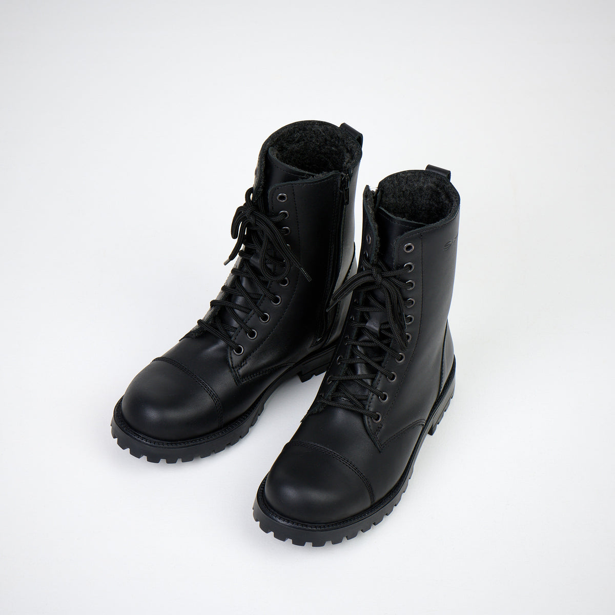 Samelin Alphabet City Winterstiefel in Schwarz mit Reißverschluss, beide Stiefel nebeneinander