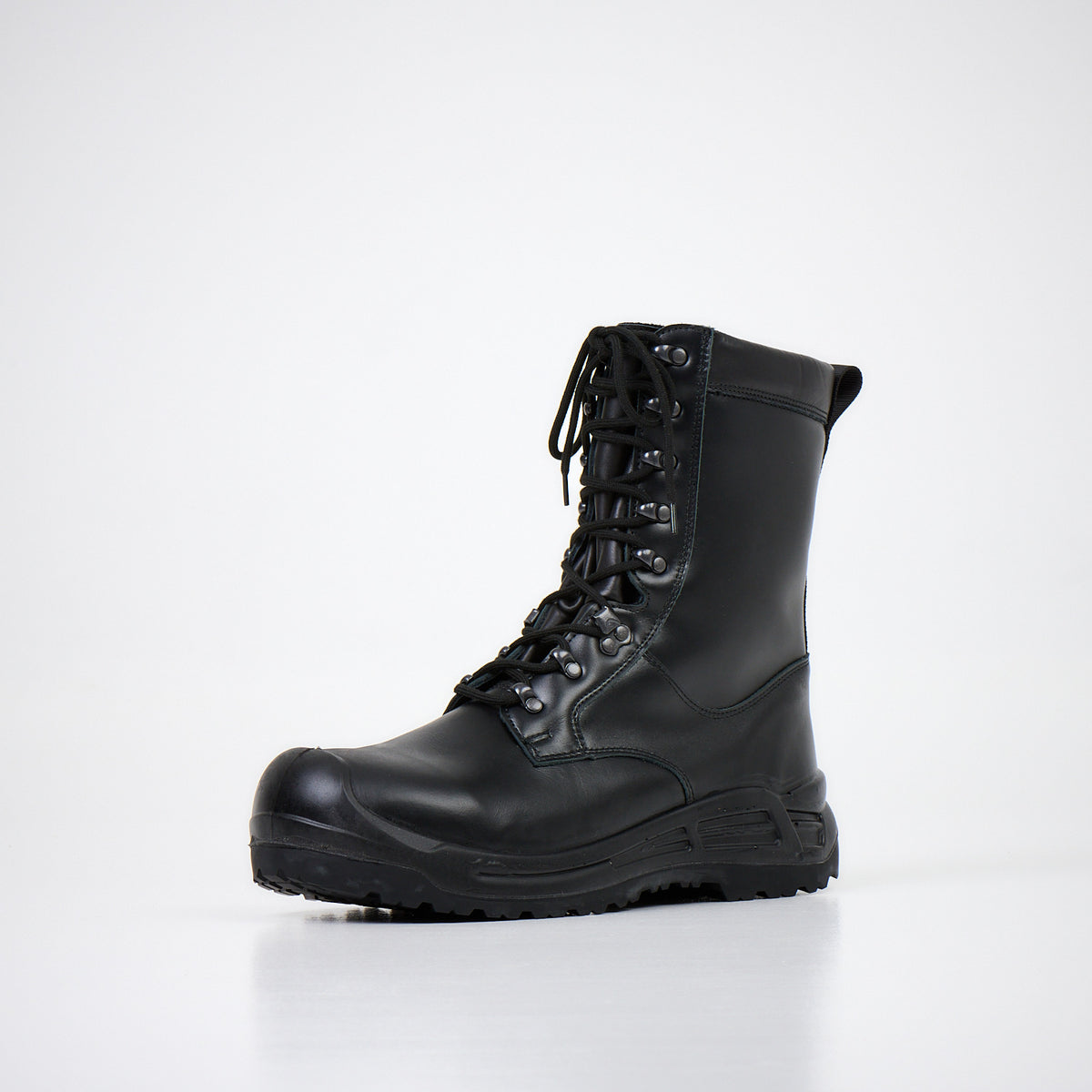 Samelin Ilves Winterstiefel aus Leder mit Vibram-Sohle, ein einzelner Stiefel auf hellem Hintergrund
