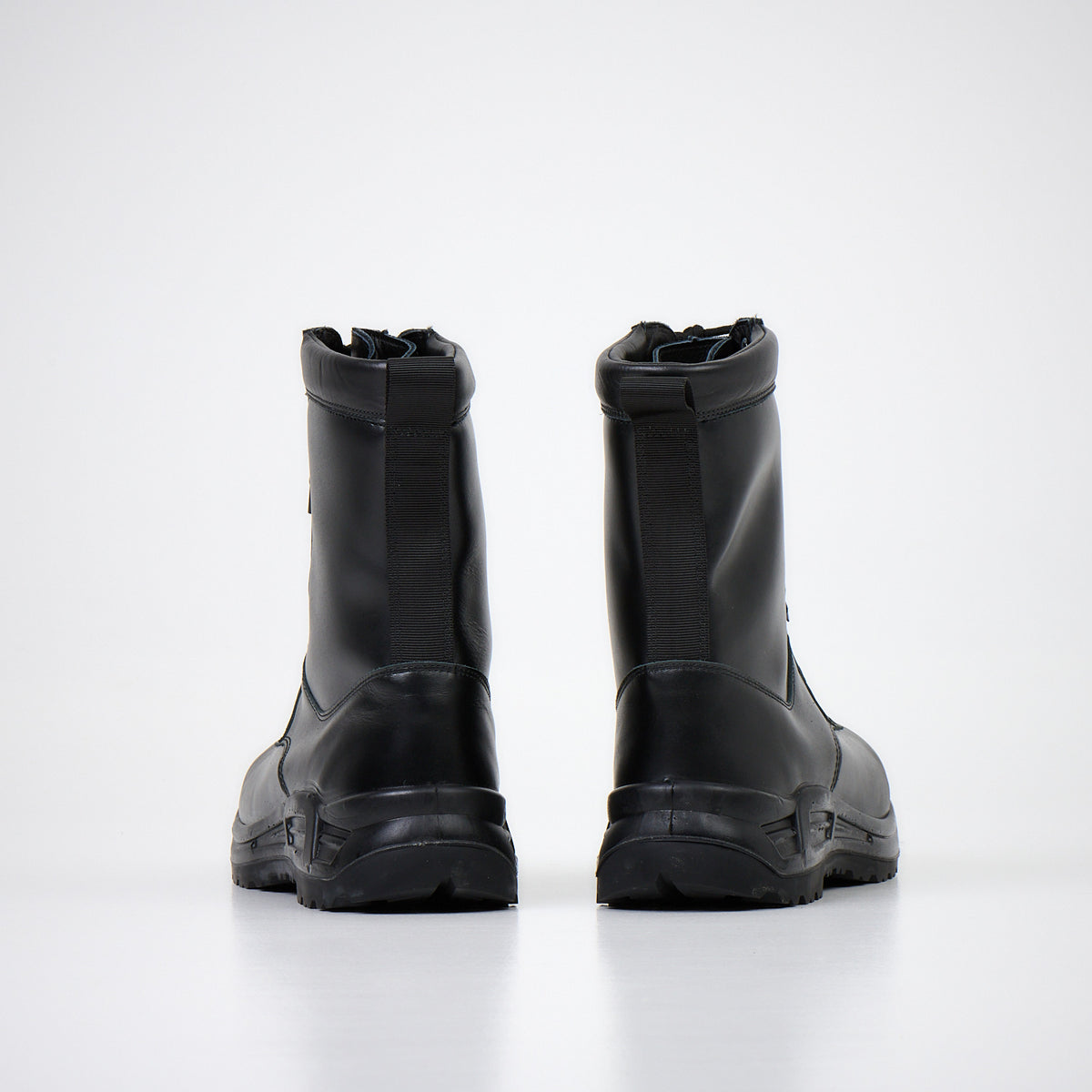 Samelin Ilves Winterstiefel aus Leder mit Vibram-Sohle, beide Stiefel nebeneinander