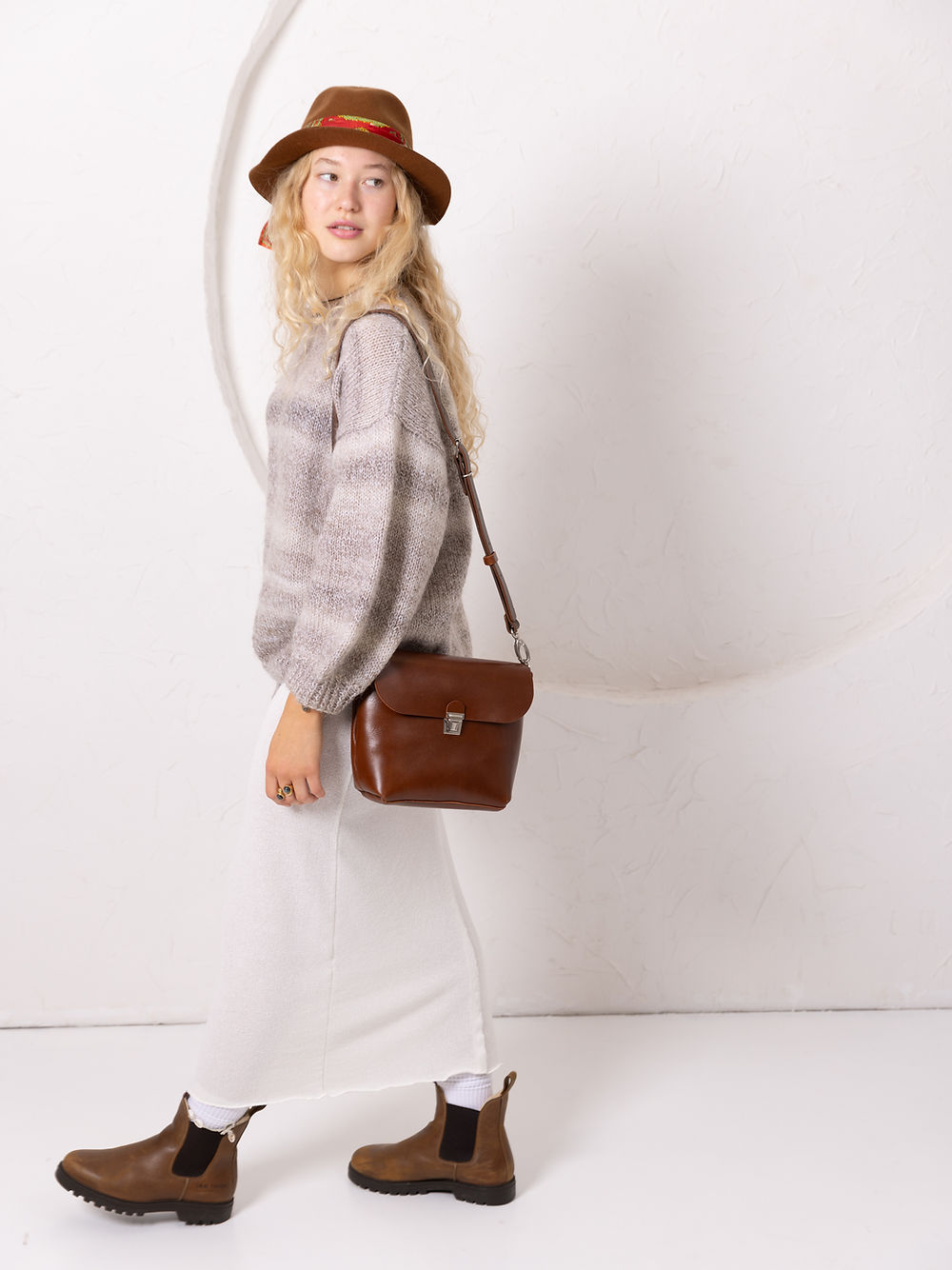 Toks Visoks Edie Clutch aus Premium-Naturleder in Ginger mit abnehmbarem Riemen