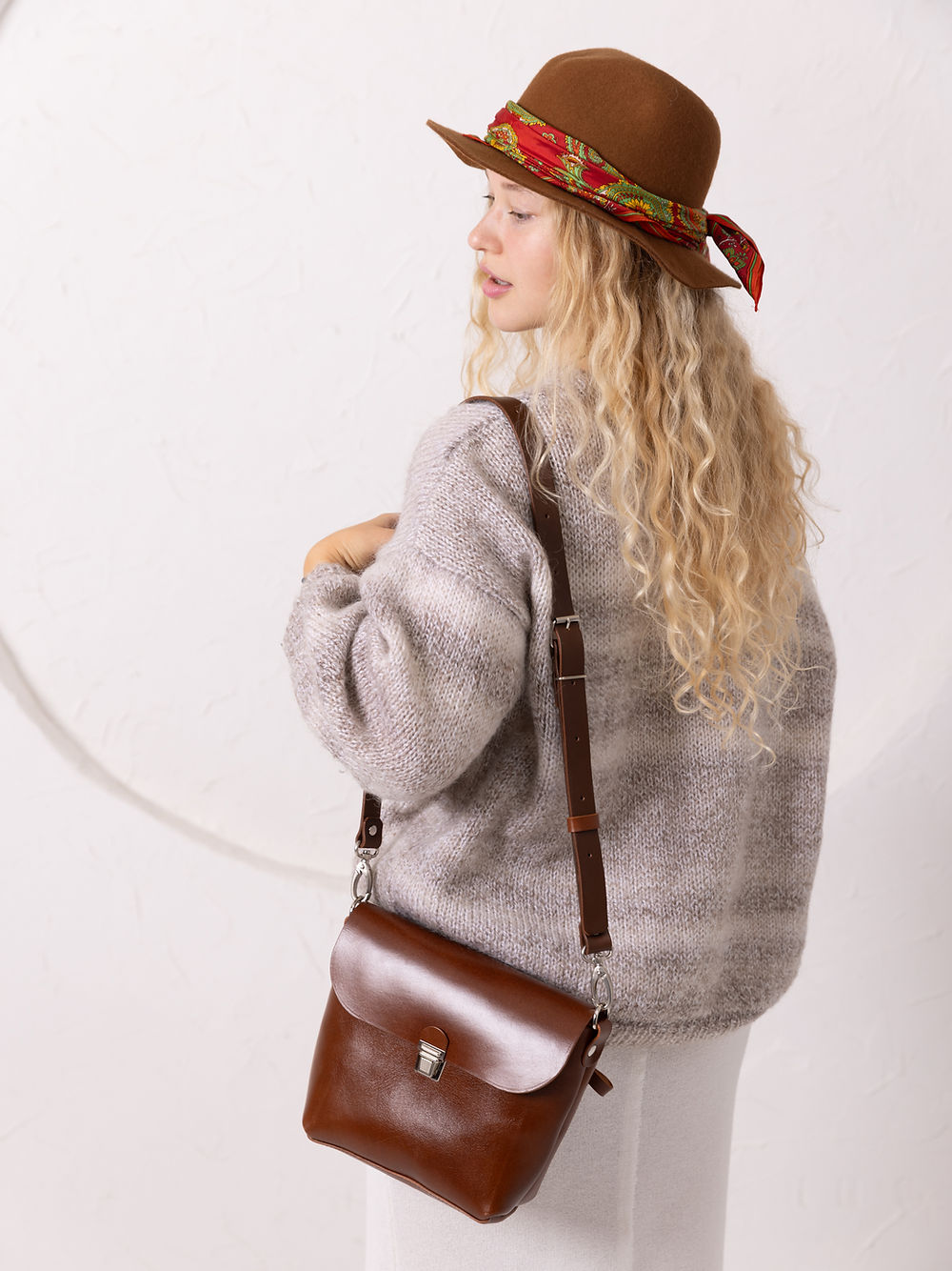 Toks Visoks Edie Clutch aus Premium-Naturleder in Ginger mit abnehmbarem Riemen