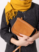 Toks Visoks Nico Clutch aus Premium-Naturleder in Caramel mit Magnetverschluss