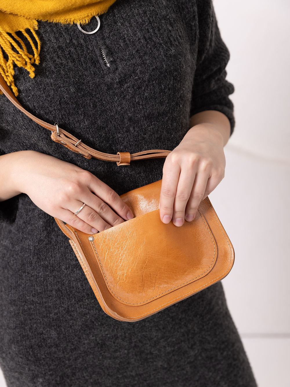 Toks Visoks Nico Clutch aus Premium-Naturleder in Caramel mit Magnetverschluss